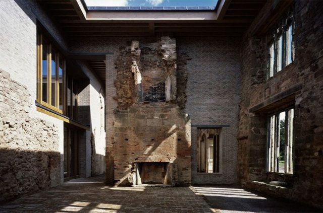 <p>Kalenin duvarlarını da 15. ve 17. y&uuml;zyıldan tarihi resimler s&uuml;sl&uuml;yor.</p>

<p>&nbsp;</p>
