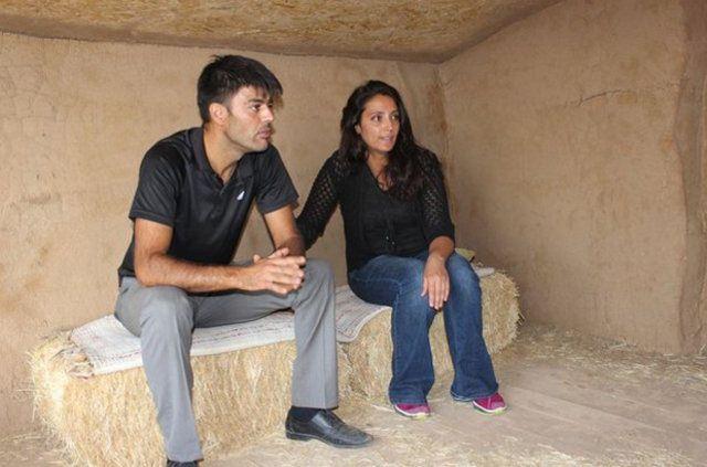 <p><strong>&Ouml;ĞRETMEN &Ccedil;İFT KENDİLERİ İ&Ccedil;İN SAMANDAN EV YAPTILAR!</strong></p>

<p>Kırşehir&rsquo;de g&ouml;rsel sanatlar &ouml;ğretmenliği yapan &ccedil;ift, saman balyaları ve &ccedil;amurdan nat&uuml;rel ev yaptı.</p>
