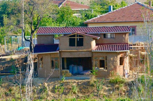 <p><strong>SAMAN EVİ 3 AYDA YAPTILAR&nbsp;</strong></p>

<p>Birka&ccedil; b&ouml;l&uuml;m hari&ccedil; saman evin tamamını doğal şekilde yapmaya &ccedil;alıştıklarını anlatan Ekinci, "Saman evimizi yapmaya başlarken alan eğimli olduğu i&ccedil;in su basmanını betondan yaptık. Kirişleri ve taşıyıcı kolonlar tomruktan, duvarlarımızı samanla yaptık.&nbsp;</p>
