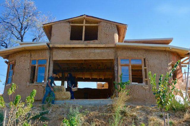 <p>Neşet Ertaş G&uuml;zel Sanatlar Lisesinde g&ouml;rsel sanatlar &ouml;ğretmeni olan Esin Ekinci de ama&ccedil;larının başarabildikleri &ouml;l&ccedil;&uuml;de &ccedil;ocuklarını doğal ortamda tutmak olduğunu dile getirdi.</p>

<p>&nbsp;</p>
