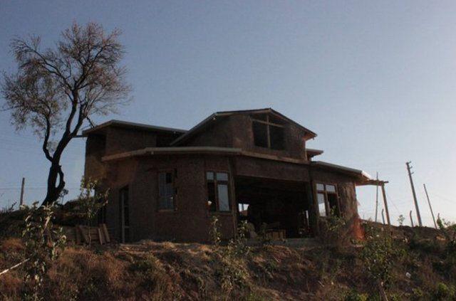 <p>Saman evi &ccedil;ok yumuşak ve değiştirilebilir malzemelerden yaptıklarına işaret eden Ekinci, "Yaşayan bir ev. Canınız sıkıldığı zaman bir yerlerini kırıp eklemeler yapabiliyorsunuz, &ccedil;ıkartabiliyorsunuz. Bizim karakterimize en uygun yapı bu malzemeydi.</p>

<p>&nbsp;</p>
