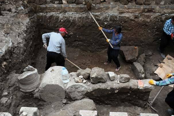 <p>Osmaniye'nin Kadirli ilçesinde, Hükümet Konağı inşaatı için yapılan sondaj çalışmasında Roma dönemine ait sütun parçaları, taban mozaiği ve insan iskeleti bulundu.</p>
