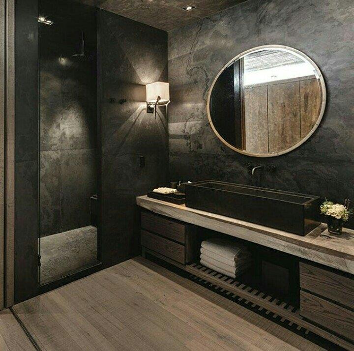 <p>Eğer küçük bir banyoya sahipseniz, duvarları siyaha boyayabilir ya da duvar kağıdı kullanabilirsiniz. Daha az aksesuar tercih edebilir ve banyoyu ferah göstermek için duvarlarda ayna detayını kullanabilirsiniz.</p>
