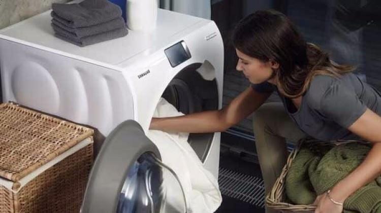 <p><span style="color:rgb(0, 0, 0)">Çamaşır makinesine atılan tülleri sıcak suda yıkamamalısınız. Çok fazla kırışmaması için sıkma işlemini 400 devirin altında tutmalısınız. Tülleri yıkadıktan sonra ütü yaparak asabilirsiniz.</span></p>
