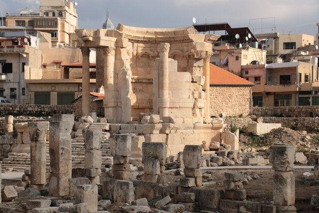 <div><strong>ŞEHİRDE 3 BÜYÜK TAPINAK BULUNUYOR</strong></div>
<div> </div>
<div>Baalbek şehrinde, farklı dönemlerde ve farklı dinler için yapılmış irili ufaklı onlarca tapınak yer alıyor. Bunların en çok bilineni ve şehrin üç büyük tapınağı olan Jüpiter, Baküs ve Venüs...</div>