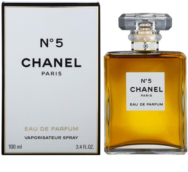 <p><strong>1- Chanel 5 </strong></p>

<p>886,95 TL</p>

<p>Piyasaya sürdüğü her ürün ile dünyada bir numara olarak gösterilen Chanel markasının bu parfümü, 1921'de üretildi. Kimyagerleri tarafından formülü sır gibi saklanan parfüm, çilek kokusu olarak nitelendiriliyor.</p>
