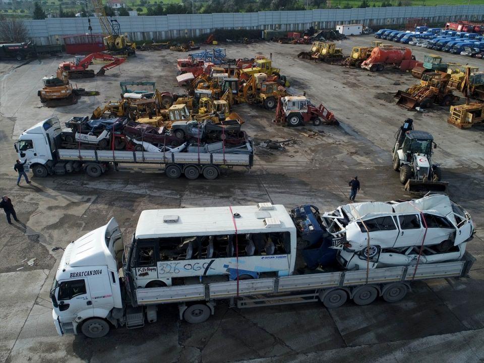 <p>Savunma sanayisinin yanında İzmir'de kurulu demir çelik fabrikalarına da gönderilen hurdalar, ülke ekonomisine önemli katkı sağlıyor.</p>
<p> </p>