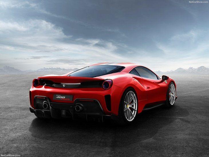 <p>Ferrari 488 GTE ve 488 Challenge yarış otomobillerinden türetilen 488 Pista, 488 GTB'den 90 kilogram daha az olan 1280 kilogramlık ağırlığına karşın 50 HP daha güçlü olan motoruyla da dikkati çekiyor.</p>
