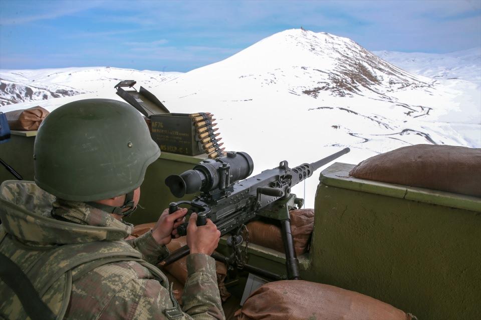 <p><strong>Üç öğün sıcak yemeği ve ekmeği karakolda yaptıklarını anlatan Ertürk, şunları kaydetti:</strong></p>
<p>"Çoğu ihtiyacımızı da karakolumuzdaki kantinden sağlayabiliyoruz. Kimsenin gözü arkada kalmasın. Herkes rahat uyusun çünkü biz burada görevimizin başındayız ve biz görevimizin başında olduğumuz sürece vatanımıza hiçbir zeval gelmeyecektir. </p>