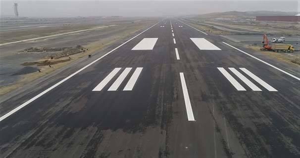 <p>Türkiye’nin en önemli projelerinden olan İstanbul 3. Havalimanında ilk test uçuşunu Cumhurbaşkanı Recep Tayyip Erdoğan’ın yapması beklenirken pistin son hazırlıkları da tamamlandı. </p>
