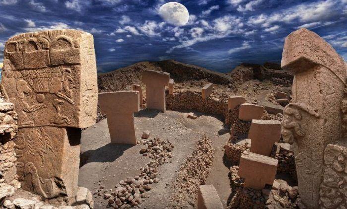 <p><strong>Göbekli Tepe </strong></p>

<p>Tarihin en eski yerleşim yerlerinden biri olan Göbeklitepe, Mısır piramitlerinden bile daha eski bir tarihe sahip. Taşlara oyulmuş hayvan figürleri ile görenleri şaşkına çeviren Göbeklitepe Türkiye'nin görülmesi gereken önemli mekanlarında biri. </p>
