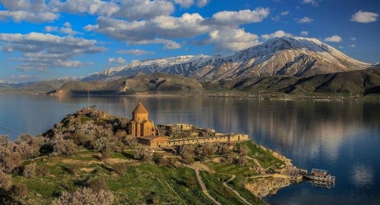 <p><strong>Akdamar Kilisesi </strong></p>
<p>Türkiye tarihinin en eski kiliselerinden biri olan Akdamar kilisesi, Van ilimizde bulunmaktadır. Güzel mimarisi ve bulunduğu çoğrafi konum bakımından öneme sahip olan kilise yurt içinden ve yurt dışından pek çok turist tarafından ziyaret edilmektedir. </p>
