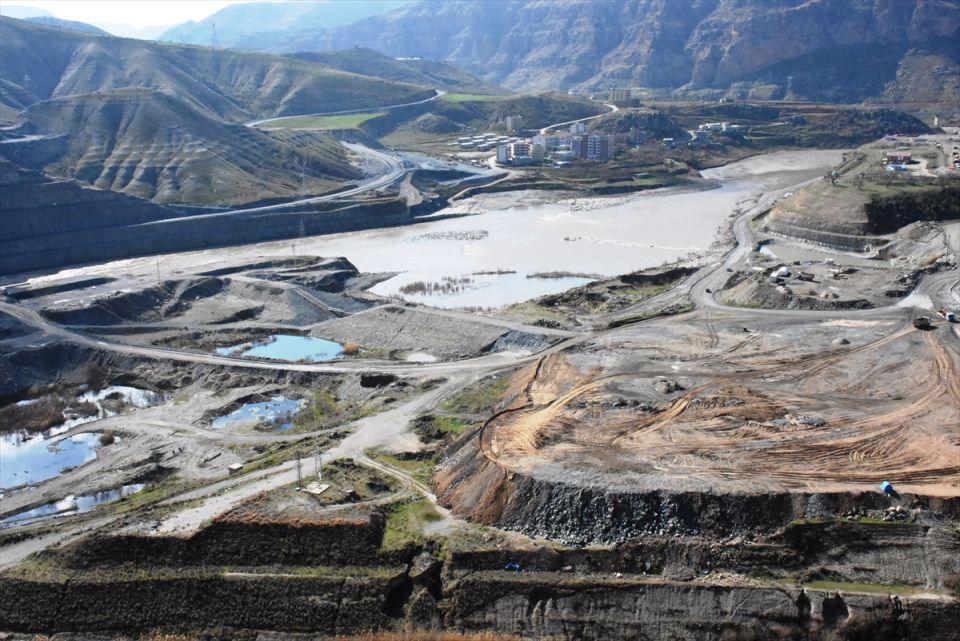 <p>Toplam maliyeti 8,5 milyar lira olan Ilısu Barajı, sadece elektrik enerjisi üretimiyle ekonomiye yıllık 1,5 milyar lira katkı sağlayacak.</p>
