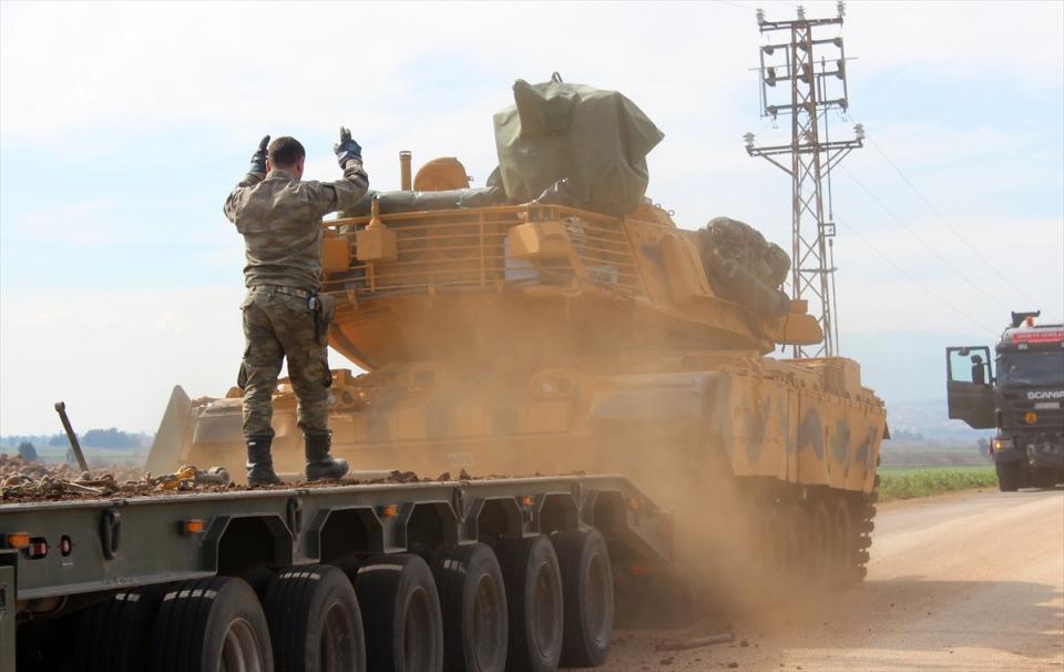 <p>Harekat kapsamında Kırıkhan, Hassa ve Reyhanlı ilçelerinin sınıra yakın bölgelerindeki birlikler, Afrin'de teröristlere ait mevzilere top atışı yaptı. </p>

<p> </p>
