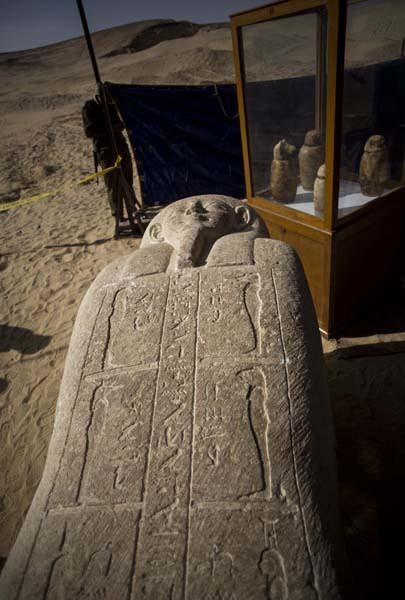 <p>Minye kentindeki arkeolojik kazı alanında düzenlenen basın toplantısında konuşan Mısır Tarihi Eserler Bakanı Halid el-Anani, arkeolojik kazılarda 40 lahit ve yaklaşık bin küçük heykelin yer aldığı 8 firavun mezarının bulunduğunu söyledi.</p>
