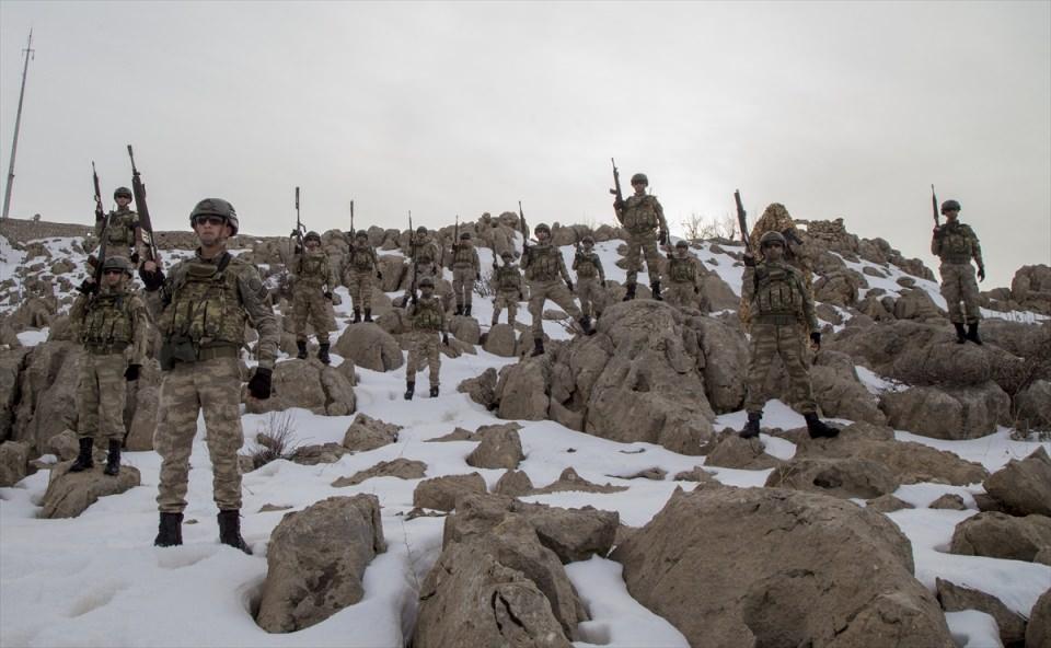 <p>Operasyonlarda en gelişmiş silah ve teçhizatı ustalıkla kullanan komandolar, "Eğitimde ter dökmeyen savaşta kan döker" ilkesiyle her türlü görev için hazır kıta bekliyor.</p>