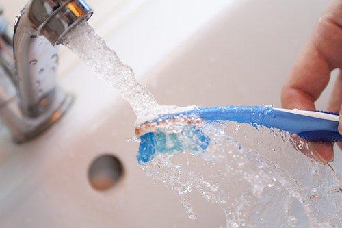 <p>Çok fazla mikrop bardıran diş fırçalarını sirkeli suyun içinde bekletip daha sonra durularsanız fırçanızı doğru bir şekilde dezenfekte etmiş olursunuz. </p>
