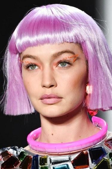 <p><strong>4- Kabartmalı eyeliner</strong></p>
<p>Beyaz, simli, grafik eyelinerların yanı sıra 2018’in makyaj trendlerinde yerini almaya hazırlanan 3D eyelinerlar defilenin dikkat çeken detayları arasında…</p>
