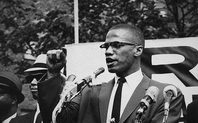 <p>ABD'de ırkçılık karşıtı mücadelenin en önemli isimlerinden Malcolm X'in ölümünün üzerinden 53 yıl geçti. Dünyada ırkçılıkla mücadelenin sembolü olan Müslüman aktivist Malcolm X, 21 Şubat 1965'te, New York'ta konuşma yaptığı kürsüde uğradığı suikast sonucu hayatını kaybetmişti. İşte Malcolm X'in her biri hafızalarda yer etmiş sözleri...</p>

<p> </p>
