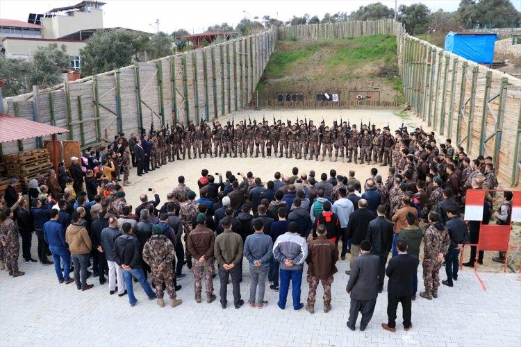<p>Hatay Emniyet Müdürlüğü Özel Harekat Şubesinde görevli 44 kişilik 2 tim, Türk Silahlı Kuvvetlerince (TSK) terör örgütleri YPG/PKK-DEAŞ'a yönelik yürütülen Zeytin Dalı Harekatı'na katılmak üzere dualarla Afrin'e uğurlandı. </p>