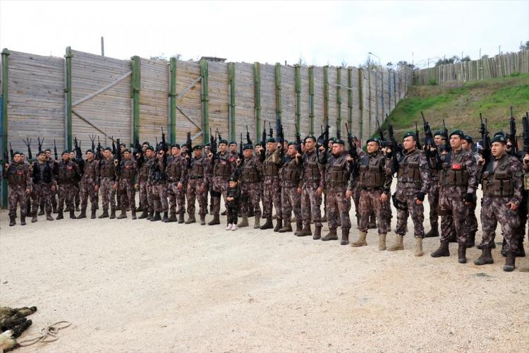 <p>Özel Harekat Şube Müdürlüğü bahçesinde düzenlenen uğurlama töreninde kurban kesildi, dualar edildi.</p>
<p> </p>