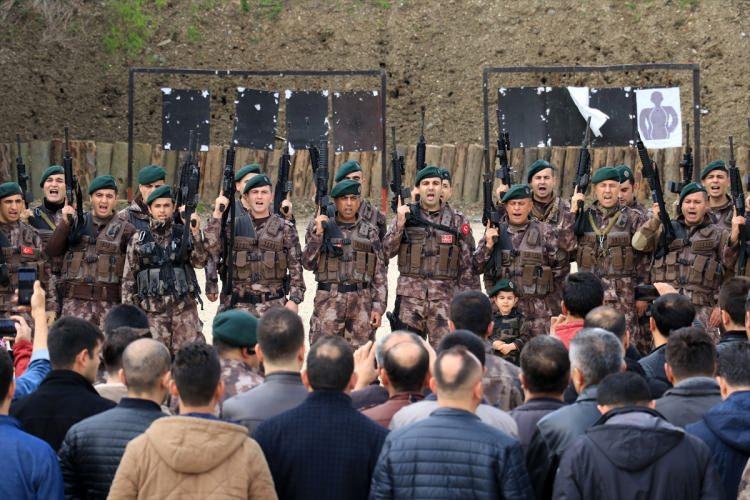 <p>Vali Yardımcısı Orhan Mardinli, törende yaptığı konuşmada, Zeytin Dalı Harekatı'nda görev yapacak özel harekat polislerine başarı diledi.</p>
<p> </p>