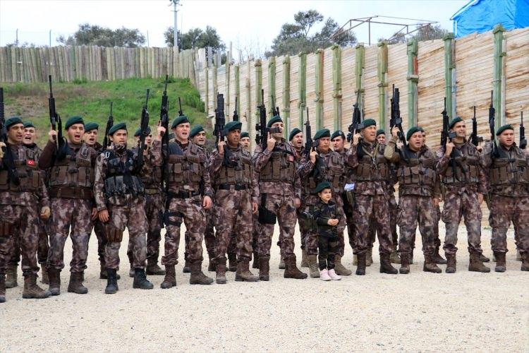 <p>Daha sonra tim hep bir ağızdan yemin etti. Törene özel harekat polisi kıyafetiyle katılan şehit Cuma Bilek'in 6 yaşındaki kızı Fatma Hilal Bilek de yemin sırasında babasının meslektaşlarının yanından ayrılmadı.</p>
<p> </p>