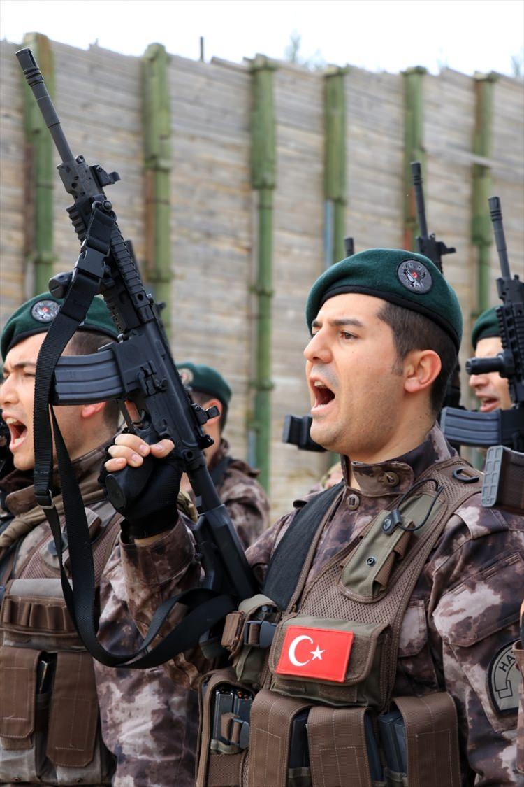 <p>Akrabaları ve meslektaşlarıyla helalleşen özel harekat polisleri, daha sonra Afrin'e hareket etti.</p>
<p> </p>