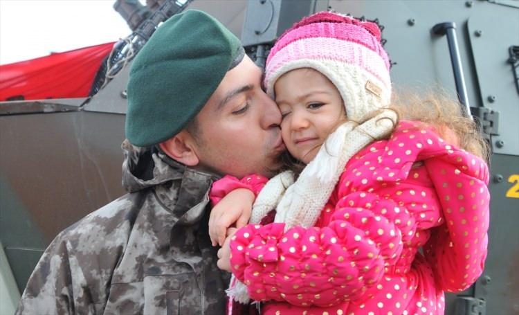 <p>Erzurum Emniyet Müdürlüğü Özel Hareket Şubesinde görevli 25 kişilik tim, Türk Silahlı Kuvvetlerince (TSK) terör örgütleri YPG/PKK-DEAŞ'a yönelik yürütülen Zeytin Dalı Harekatı'na katılmak üzere dualarla Afrin'e uğurlandı. Törene annesiyle katılan 3 yaşındaki Beren Koçak, Zeytin Dalı Harekatı'na katılmak üzere Afrin'e gidecek olan babasına doğum günü sürprizi yaptı. Annesiyle babasının 32. yaş gününü kutlayan Koçak, daha sonra sarılıp öptüğü babasının doğum gününü kutladı.</p>
<p> </p>