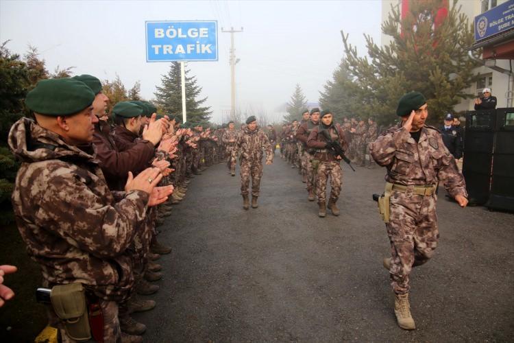 <p>Sivas Emniyet Müdürlüğü Özel Hareket Şubesinde görevli 25 kişilik tim, Türk Silahlı Kuvvetlerince (TSK) terör örgütleri YPG/PKK-DEAŞ'a yönelik yürütülen Zeytin Dalı Harekatı'na katılmak üzere dualarla Afrin'e uğurlandı.</p>
<p> </p>