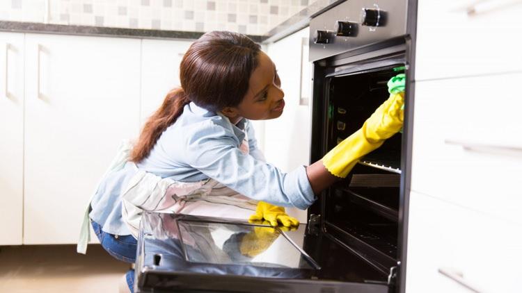 <p>Ev kadınları en çok zorlayan konulardan biri temizlik yapmaktır. Peki temizlik yaparken bazı püf noktalarından yararlanmak ister misiniz? İşte sizlere pratik temizlik hileleri...</p>
