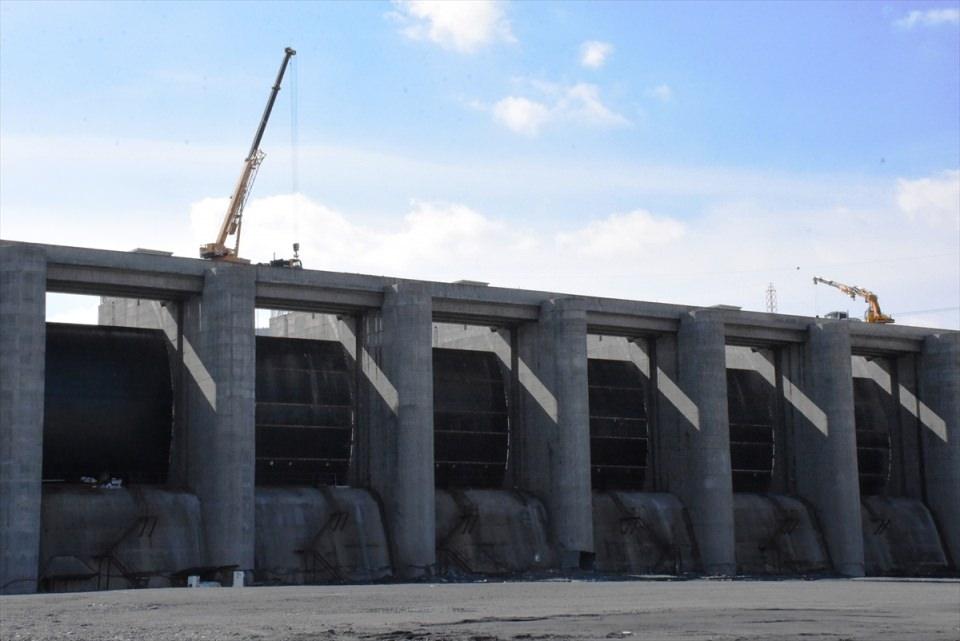 <p>Kamulaştırma, yeniden yerleşim, anıt eserlerin taşınması, yollar dahil barajın toplam maliyetinin 8,5 milyar lira olduğunu dile getiren Kösalı, barajın faaliyete girmesiyle 6 yılda kendisini amorti edip, kara geçileceğini aktardı.</p>