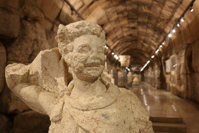 <div><strong>DÜNYANIN EN BÜYÜK TAŞ BLOKLARI BAALBEK'TE</strong></div>

<div> </div>

<div>Şehrin bazı bölümlerinin temelinde kullanılan yaklaşık 500 ton ila bin 100 ton ağırlığındaki taşların ne kadar derine indiği henüz belirlenememiş.</div>
