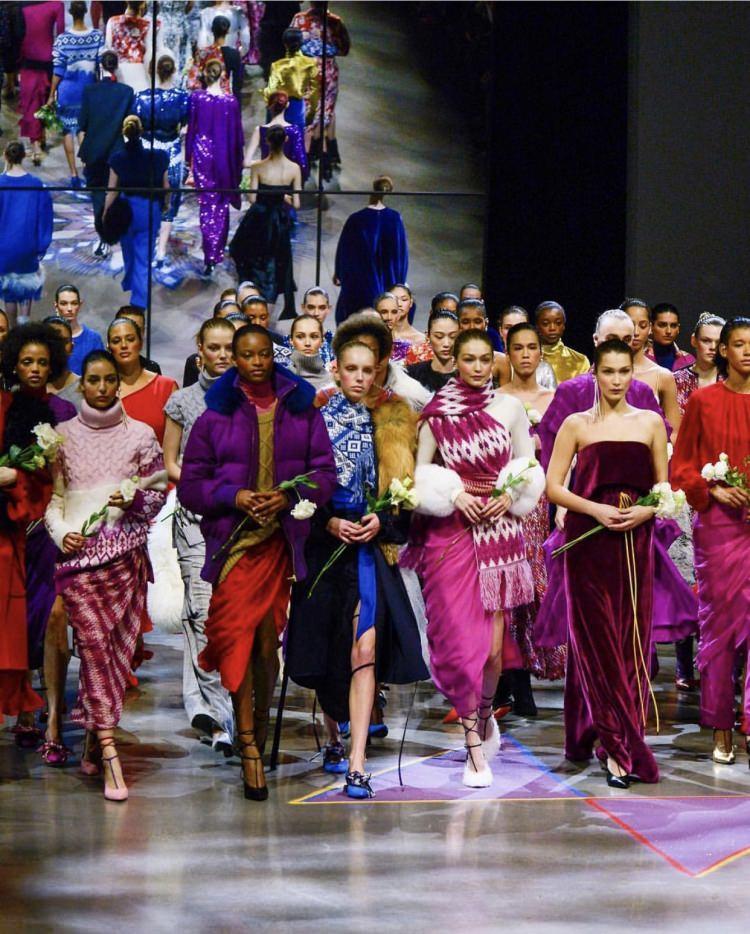 <p>Modanın dev isimleri 2018 Sonbahar/Kış koleksiyonlarını bu hafta düzenlenen "New York Fashion Week" kapsamında sundu. İşte ünlü markaların birbirinden farklı tasarımları...</p>