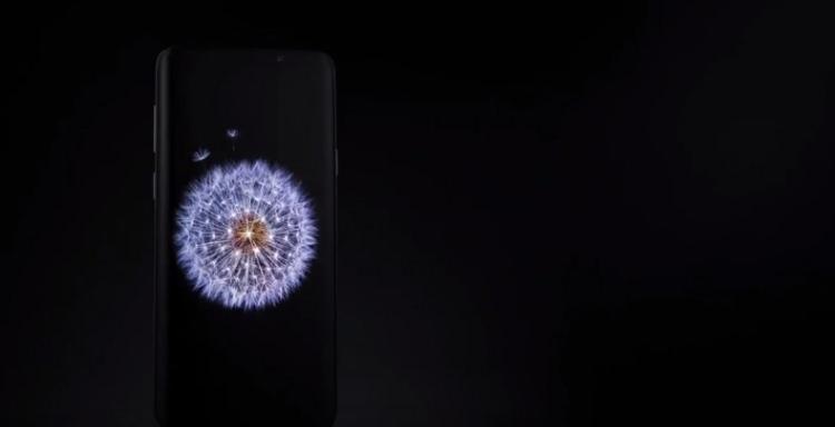 <p>3 kat daha hızlı odaklanabilen yeni kamera sensörü, 480 kare Full HD video kaydı gerçekleştirebiliyor. 960 FPS'e kadar yavaş çekim destekli "Super Slow-mo" kamera, lazer ve çift piksel otofokus özelliklerini de bünyesinde barındırıyor.</p>
