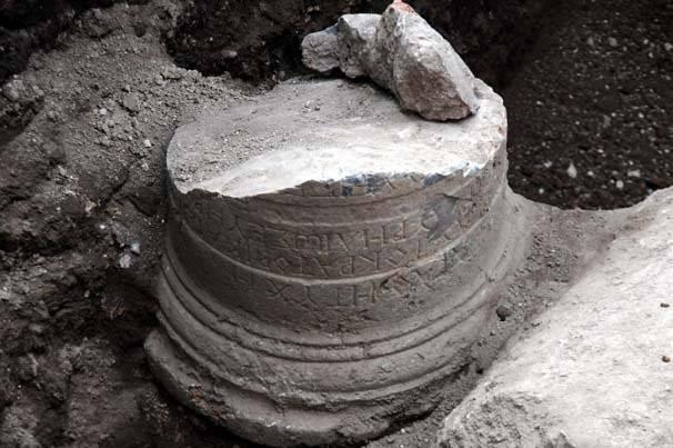 <p>Osmaniye Müze Müdürlüğünden gelen arkeologlar yaptıkları incelemede, bulunan eserlerin Roma dönemine ait olduğunu tespit etti.</p>
