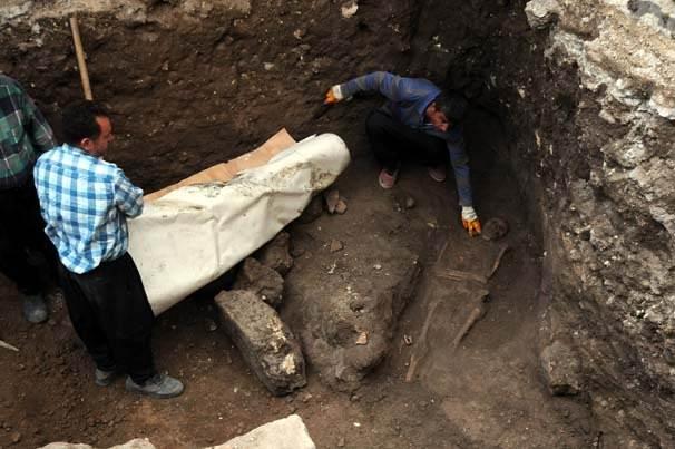 <p>Arkeologlar, çıkan eserleri muhafaza altına alırken, bölgede kazı çalışmalarına başlandı.</p>
