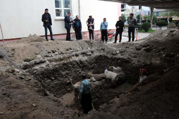 <p>Orhan, Adana Kültür Varlıklarını Koruma Bölge Kurulunun yaptığı çalışmaların ardından, çıkan eserlerin mevcut alanda korunması veya müzeye taşınması konusunda kesin kararın verileceğini kaydetti.</p>