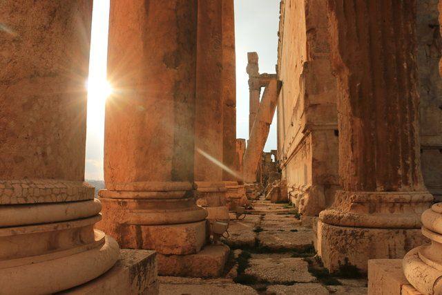 <div><strong>DÜNYANIN EN UZUN SÜTUNLARI</strong></div>
<div> </div>
<div>Baalbek şehrinin tam merkezindeki en büyük Jüpiter tapınağı 22 metre yüksekliğindeki 84 devasa sütunundan günümüze sadece 6'sı ayakta kalabilmiş. Söz konusu sütunlar halen dünyanın en uzun sütunları olarak kabul ediliyor.</div>