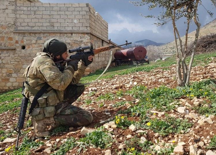 <p> Operasyona katılan ÖSO mensupları (fotoğrafta) terör örgütü PYD/PKK mevzilerine saldırı düzenledi.</p>
