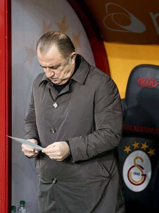 <p>Taraftara maçta yapılması gerekenlerin belirtildiği ve TFF'nin sert bir dille eleştirildiği mesajı Fatih Terim ve Galatasaray yedek kulübesindeki oyuncular da okudu.</p>
