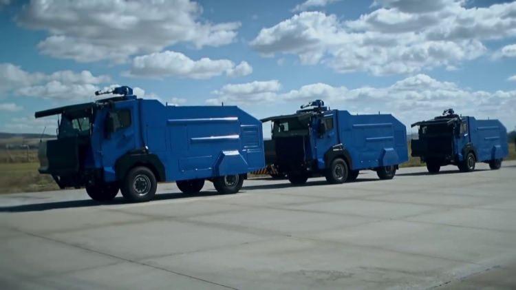 <p>Hızı saatte 110 kilometre olan araç, 750 kilometre menzile sahip bulunuyor. Ejder TOMA, 5 bin litre su kapasitesiyle görev yapabiliyor.</p>