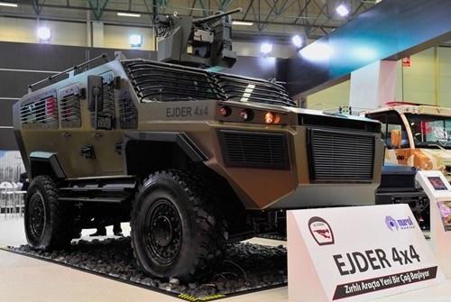 <p>Nurol Makina'nın özgün tasarımı Ejder Yalçın, sınıfındaki en yüksek koruma seviyesiyle her türlü arazide etkin olarak görev yapabiliyor.</p>
