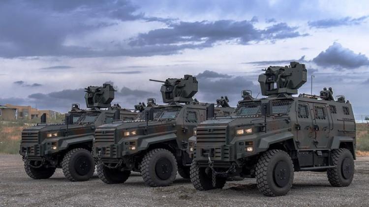 <p>Kullanım amacına bağlı olarak 11 kişiye kadar personel taşıyabilen araç, 14 ton muharebe ağırlığına sahip bulunuyor. Ejder Yalçın, araç konfigürasyonuna göre 4 tona kadar faydalı yük taşıyabiliyor.</p>