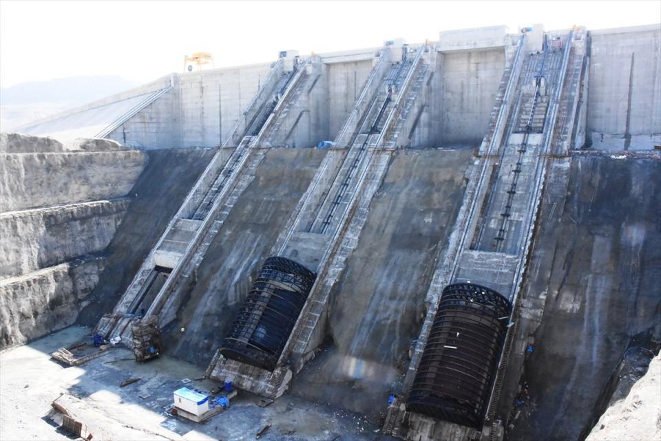 <p>Kösalı, gövde dolgusu 24 milyon metreküp olan barajın, bu özelliğiyle Atatürk Barajı'ndan sonra geldiğini ifade ederek, "Ilısu Barajı elektrik üretimi bakımından Atatürk, Karakaya ve Keban barajlarından sonra ülkemizin en büyük dördüncü barajı olacak. Ilısu Barajı milli ekonomiye yılda 1,5 milyar lira katkı sağlayacak." dedi.</p>
