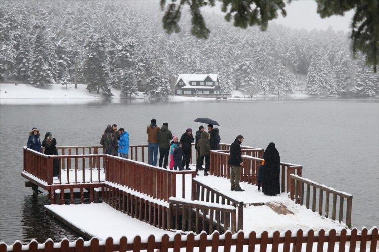 <p>Konaklamak ve günübirlik tatil için Abant'ı tercih eden ziyaretçiler de at ve faytonlarla göl turu atıp, göl çevresinde yürüyüş yaparak tatillerinin keyfini çıkardı.</p>
