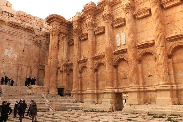 <div>Yaklaşık iki asır boyunca inşası sürdüğü tahmin edilen şehir, Fenike ve Roma inanç kültürlerinin iç içe geçmesi ile oluşmuş. Sırasıyla Baal, Zeus ve Jüpiter adına kurulan şehir, Romalıların çok tanrılı inanış sistemini bırakmasından sonra önemini yitirmiş.</div>

<div> </div>
