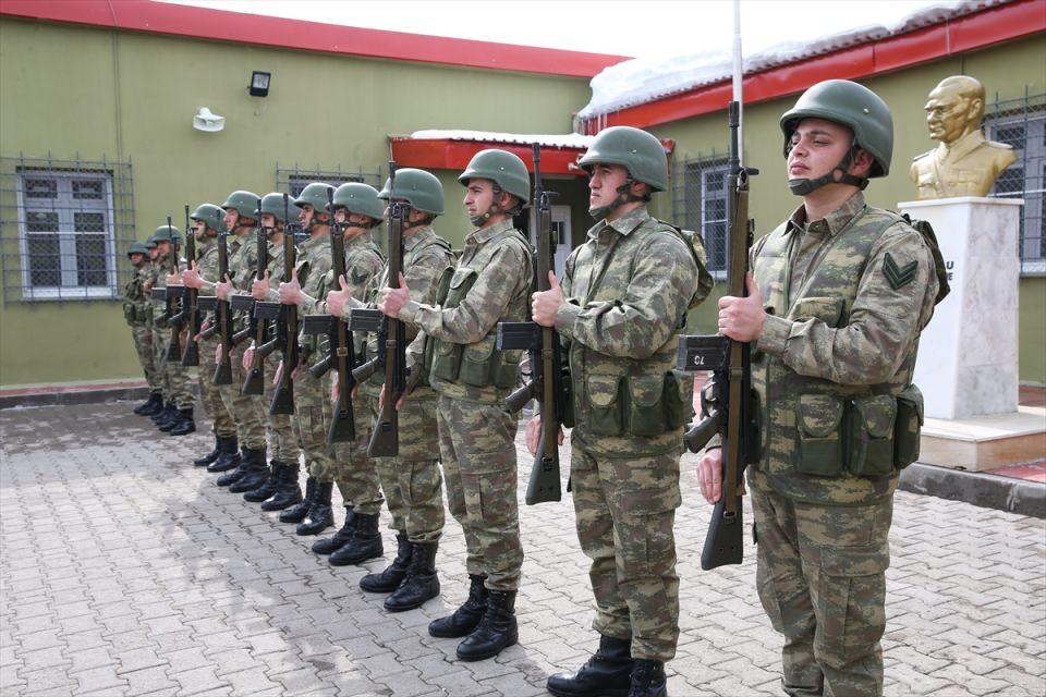 <p>"Karakolumuz, bu zorlu doğa ve arazi şartlarında dahi devletimiz ve milletimizin desteği içinde her türlü imkanı barındırmaktadır." diyen Erdoğan, "Bizler, 'Hudut bir milletin namus ve şerefinin korunduğu yerdir.' anlayışıyla 24 saat esasına göre görev yapmaktayız. Çünkü biliyoruz ki hudut bilek ve yürekle korunur. Milletimizin gözü arkada kalmasın." ifadelerini kullandı.</p>
<p> </p>
