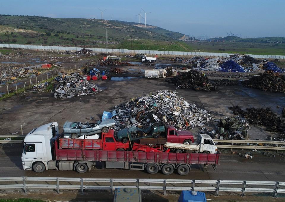 <p>Zorlu bir çalışma sonucu türlerine göre ayrıştırılan hurdaların içindeki pirinç, bakır, demir ve çelik malzemeler, MKE'nin Ağır Silah ve Çelik Fabrikası ile Pirinç Fabrikası'na gönderiliyor.</p>
<p> </p>