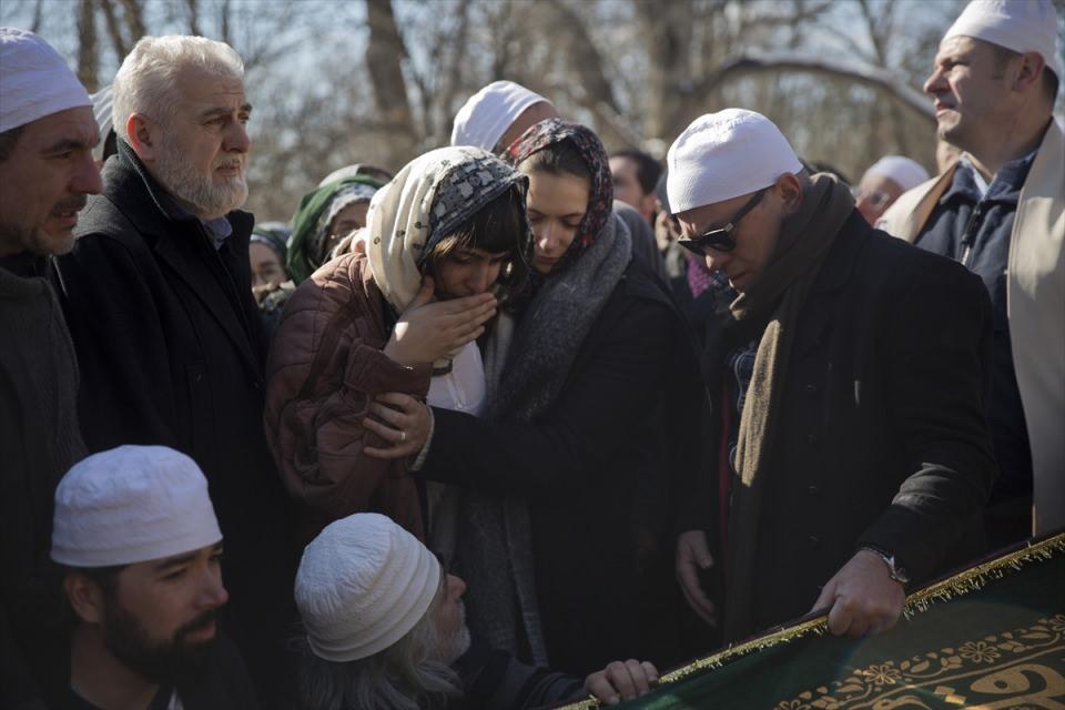 <p><strong>"TOSUN BABA SAYESİNDE MÜSLÜMAN OLDUM''</strong></p>

<p>ABD'li Aisha Eleanor Hollen ise Bayraktaroğlu'nun manevi kızı olduğunu  belirterek, ''Tosun Baba ile 40 yıl önce arkadaşımın sayesinde tanışmıştım. O  zaman gençtim ve manevi anlamda doğru yolu arıyordum. Kendisi ile tanışana kadar  İslam hakkında hiçbir fikrim yoktu. Tanıştıktan sonra zamanla kendisinin kızı  gibi olmuştum ve bu şekilde Müslüman oldum.'' diye konuştu.</p>
